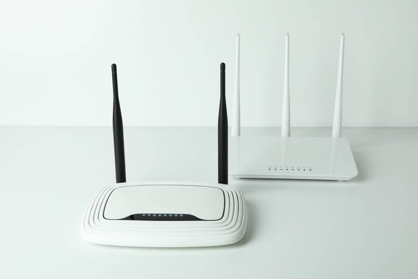 Routers Wi-Fi con antenas externas sobre fondo blanco - Foto, imagen