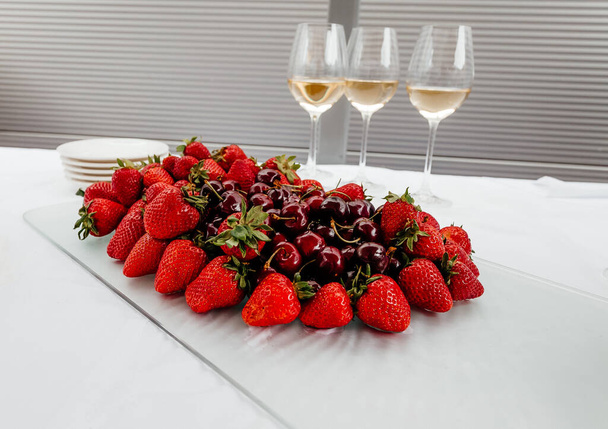 a plate of strawberries and wine - Φωτογραφία, εικόνα