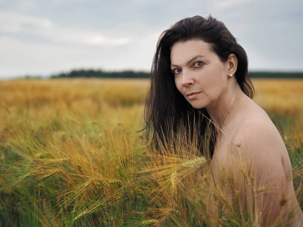 Retrato de mujer bonita joven sin sujetador en el campo de cebada - Foto, imagen