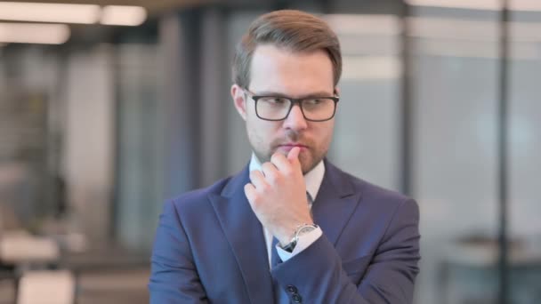 Portret van Pensive Businessman denkend  - Video