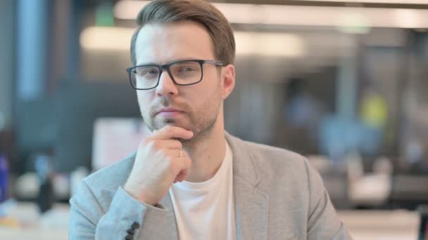 Portret van Pensive Casual Man denkend aan nieuw plan - Video