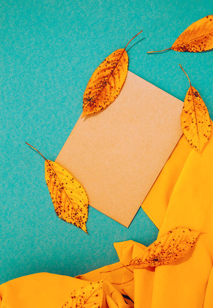 Podzim Zimní pozadí Podzimní list a žlutý textil. Moderní odstíny barev. Sezónní stylové minimalistické maketové tapety - Fotografie, Obrázek