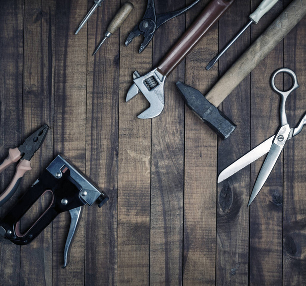 Vieux outils vintage sur fond de table en bois. Pose plate. - Photo, image