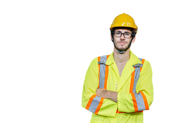 Retrato del hombre industrial con uniforme de seguridad y de pie hardhat aislado sobre fondo blanco, camino de recorte. - Foto, imagen