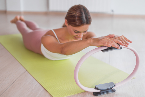 gyakorlatok pilates gyűrű nő aerobik sport tornaterem - Fotó, kép