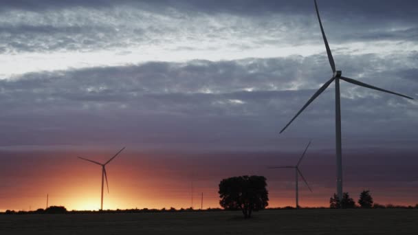 Modern rüzgâr türbinleri yavaş çekimde muhteşem turuncu gün batımı - Video, Çekim