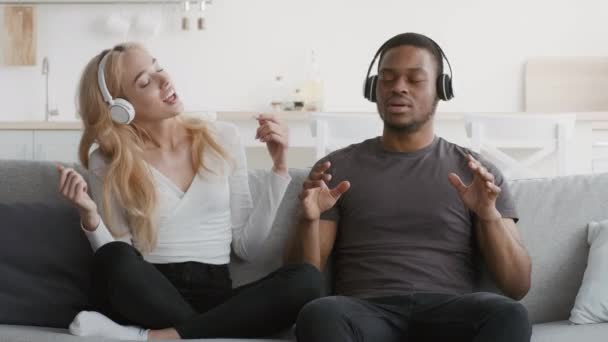 Casal Internacional Ouvindo Música Gozando de Canção Favorita Usando Auscultadores Interior - Filmagem, Vídeo