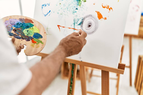 Artista senior hombre pintura en el estudio de arte. - Foto, Imagen