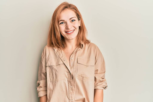 Jonge blanke vrouw draagt casual kleding met een vrolijke en koele glimlach op haar gezicht. gelukkig persoon.  - Foto, afbeelding