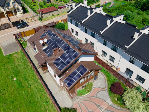 vista aérea del edificio de la casa con paneles solares energía limpia electricidad - Foto, imagen