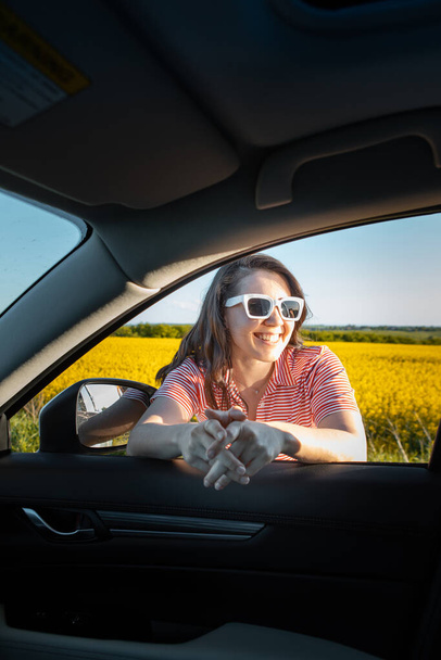 žena zastavit těšit západ slunce na výlet autem cestování - Fotografie, Obrázek