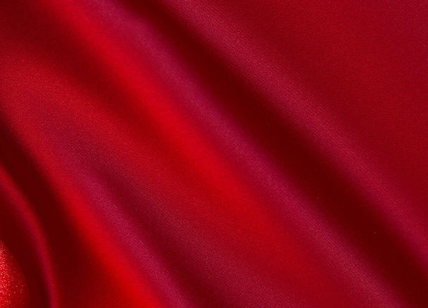 Buruşuk kırmızı kumaş arkaplan, kumaşın ipeksi, saten dokusu. Tasarım için kumaş arkaplanı. - Fotoğraf, Görsel