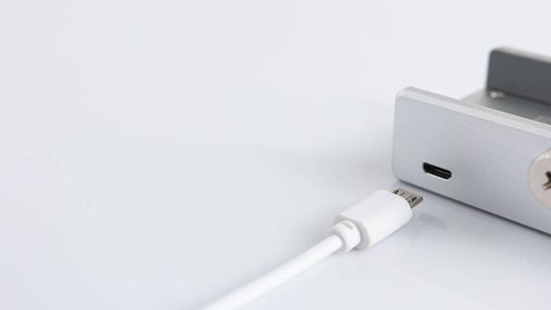 Micro-USB kábel töltő és USB központ alumínium asztali, Számítógép, PC, Asztali él állítható klip, fehér háttér, Másolás helyet, Szelektív fókusz. - Fotó, kép