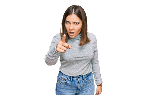 Mujer hermosa joven con suéter casual cuello alto señalando disgustado y frustrado a la cámara, enojado y furioso con usted  - Foto, Imagen