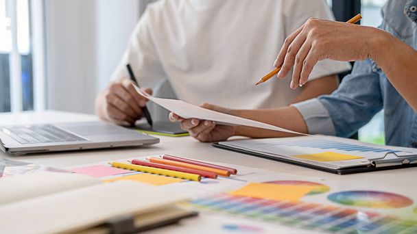 Grafisch ontwerp en kleurstalen en pennen op een bureau. Architectonische tekening met werktuigen en accessoires. - Foto, afbeelding