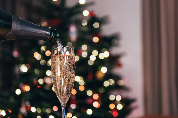 Fiesta de Navidad o Año Nuevo con champán - Foto, Imagen