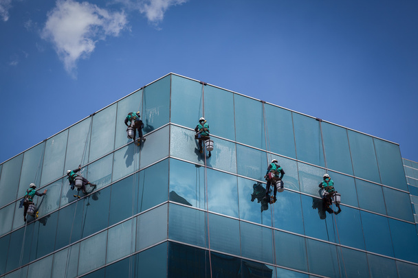 skupina pracovníků úklid oken služby na výškových budov - Fotografie, Obrázek
