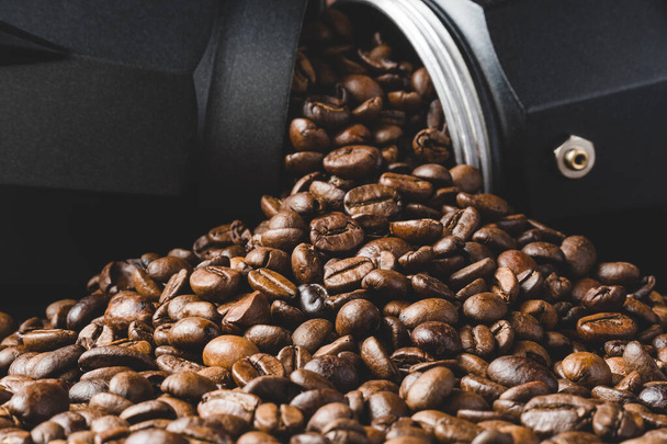 Montage de grains de café tombant d'une cafetière - Photo, image