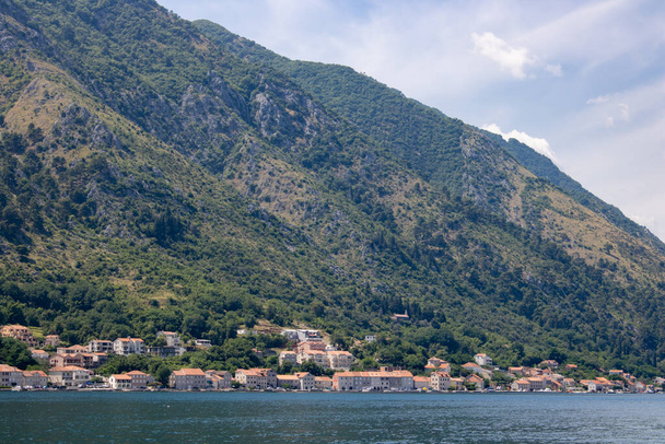 Пейзаж с голубым морем и зелеными горами на фоне ясного неба. Красивый вид на солнечный город. Балканы в прекрасный летний день. - Фото, изображение