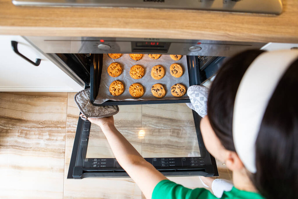 usmívající se žena pečení cookies na domácí kuchyně kopírovat prostor - Fotografie, Obrázek