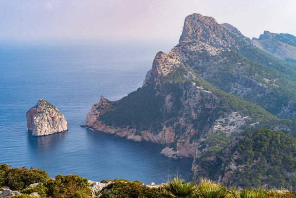A mesmerizing view of the Cap de Formentor, Spain captured from a cliff on a sunny day - Foto, Imagem