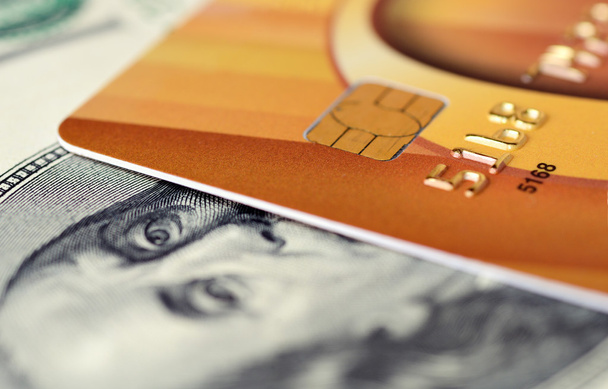 Tarjeta de crédito de primer plano en billete de 100 dólares con poca profundidad de campo
 - Foto, Imagen