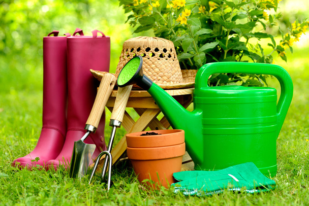 Садовые инструменты на зеленом фоне и траве
 - Фото, изображение