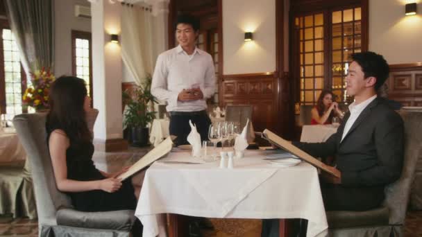 Personnes dînant dans le restaurant de l'hôtel
 - Séquence, vidéo