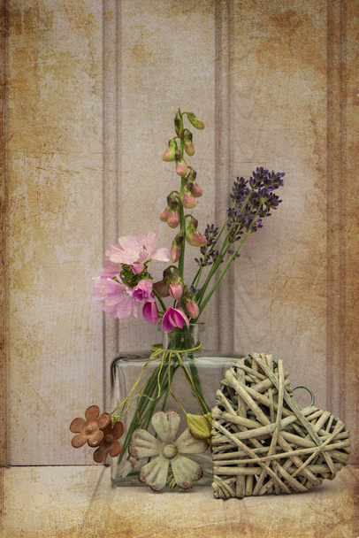 美しい花の花瓶の心はまだ生命に概念を愛し - 写真・画像