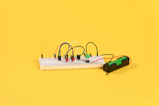 Breadboard con elementos eléctricos, circuito multivibrador. - Foto, imagen