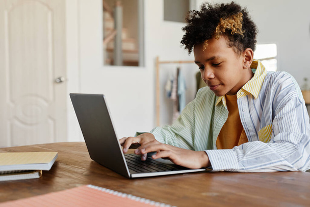 Teini-ikäinen poika käyttää kannettavaa tietokonetta - Valokuva, kuva