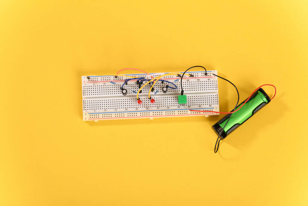 Breadboard con elementos eléctricos, circuito multivibrador. - Foto, imagen