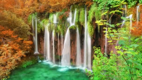 Vídeo cinematográfico del paisaje de cascada en los lagos de Plitvice Croacia en otoño - Metraje, vídeo