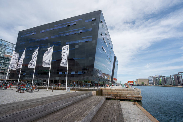 Copenhagen, Denmark - 2019. június 24.: The Black Diamond - modern kiterjesztés a Dán Királyi Könyvtárra - Koppenhága, Dánia - Fotó, kép
