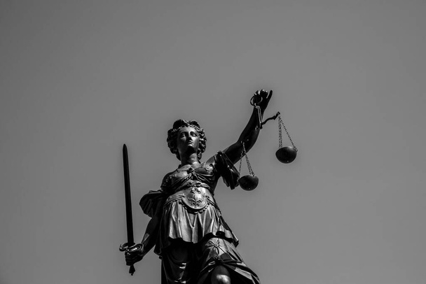 Lady spravedlnost na Roemer ve Frankfurtu nad Mohanem symbolizuje spravedlnost s mečem a šupinami pod modrou oblohou. - Fotografie, Obrázek