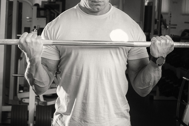 Man doing the rise of the bar for biceps - Foto, Imagem