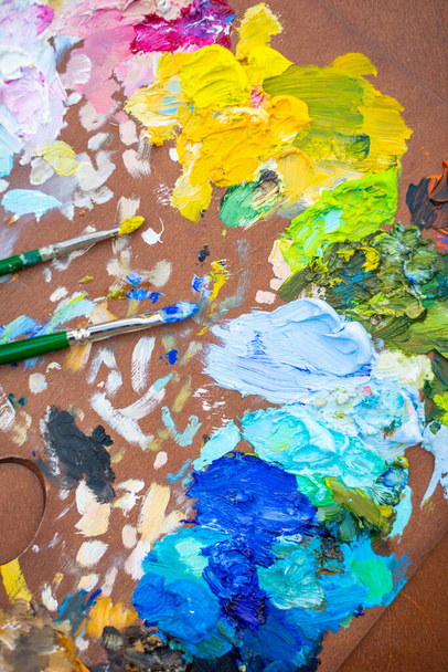 Tavolozza con colori e pennelli multicolori, quadro donna pittura - Foto, immagini