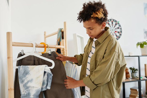 Έφηβος διαλέγει ρούχα - Φωτογραφία, εικόνα