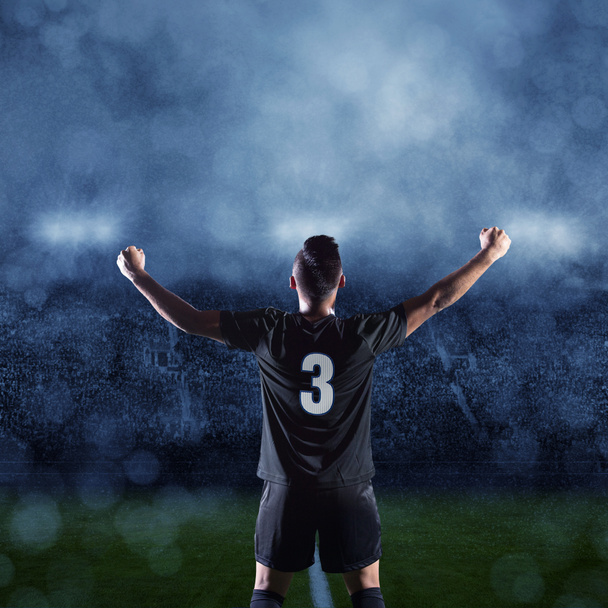 Латиноамериканский футболист празднует победу
 - Фото, изображение