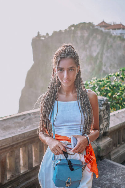 Bali dağına karşı poz veren çarpıcı saçlı bir kadın. - Fotoğraf, Görsel