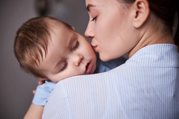 Portrait de tendre femme embrassant son enfant - Photo, image