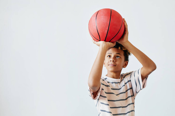 Tenage Boy Playing Basketball - Фото, изображение