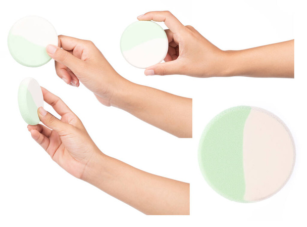 Conjunto de puff de mano para maquillaje compacto en polvo sobre fondo blanco. - Foto, imagen