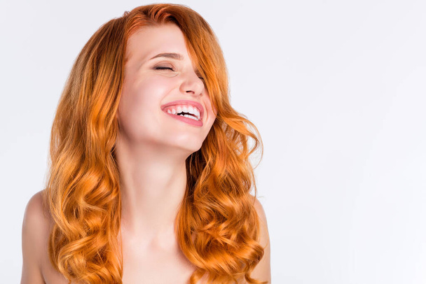 Foto retrato de chica con el pelo rojo rizado riendo muy alegre sonriente aislado fondo de color blanco con copyspace vacío - Foto, imagen