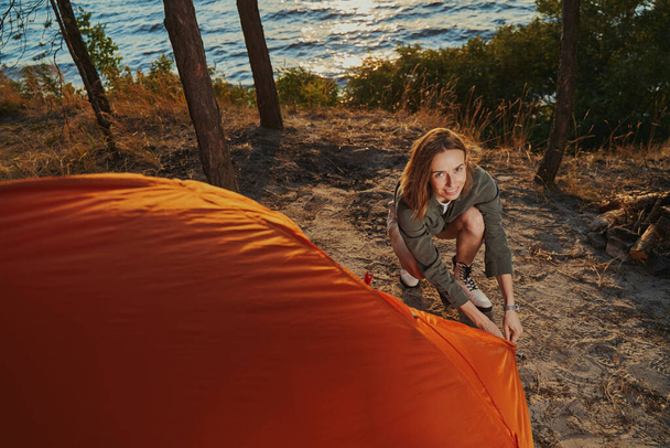 Pozytywna samica rozbija pomarańczowy namiot - Zdjęcie, obraz