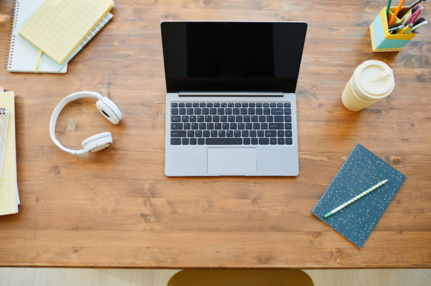 Ноутбук на рабочем столе с принадлежностями - Фото, изображение