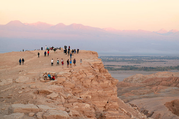 Gruppo di visitatori sulla scogliera In attesa del fantastico tramonto in Valle de la Luna o nella Valle della Luna nel deserto di Atacama, Cile settentrionale - Foto, immagini