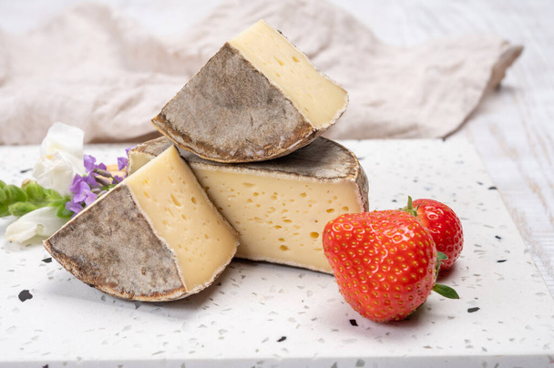 チーズコレクション、熟成した牛チーズ、フランス産のモルドトメット・ド・サヴォワ、アルパイン山で作られたチーズが間近に迫る - 写真・画像