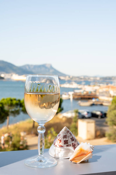 Sommer an der Côte d 'Azur, Trinken von kaltem Weiß- oder Roséwein aus Cotes de Provence auf Außenterrassen mit Blick auf den Hafen von Toulon, Var, Frankreich und Muscheln - Foto, Bild