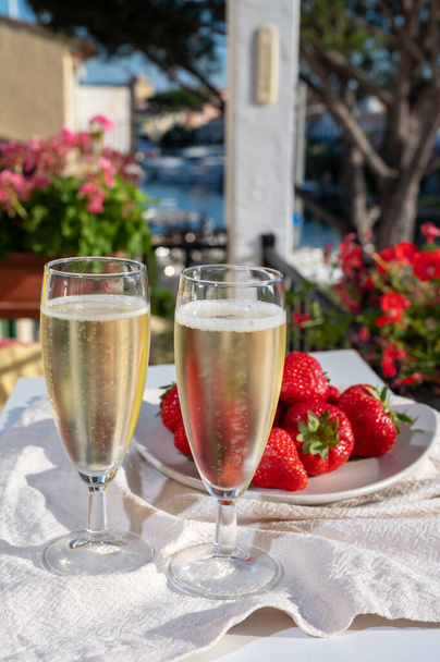 Kesäjuhla, ranskalaisen brutto-samppanjakuohuviinin kaataminen laseihin Port Grimaudin pursisatamassa Saint-Tropezin lähellä, Ranskan Rivieran lomalla, Ranskassa - Valokuva, kuva